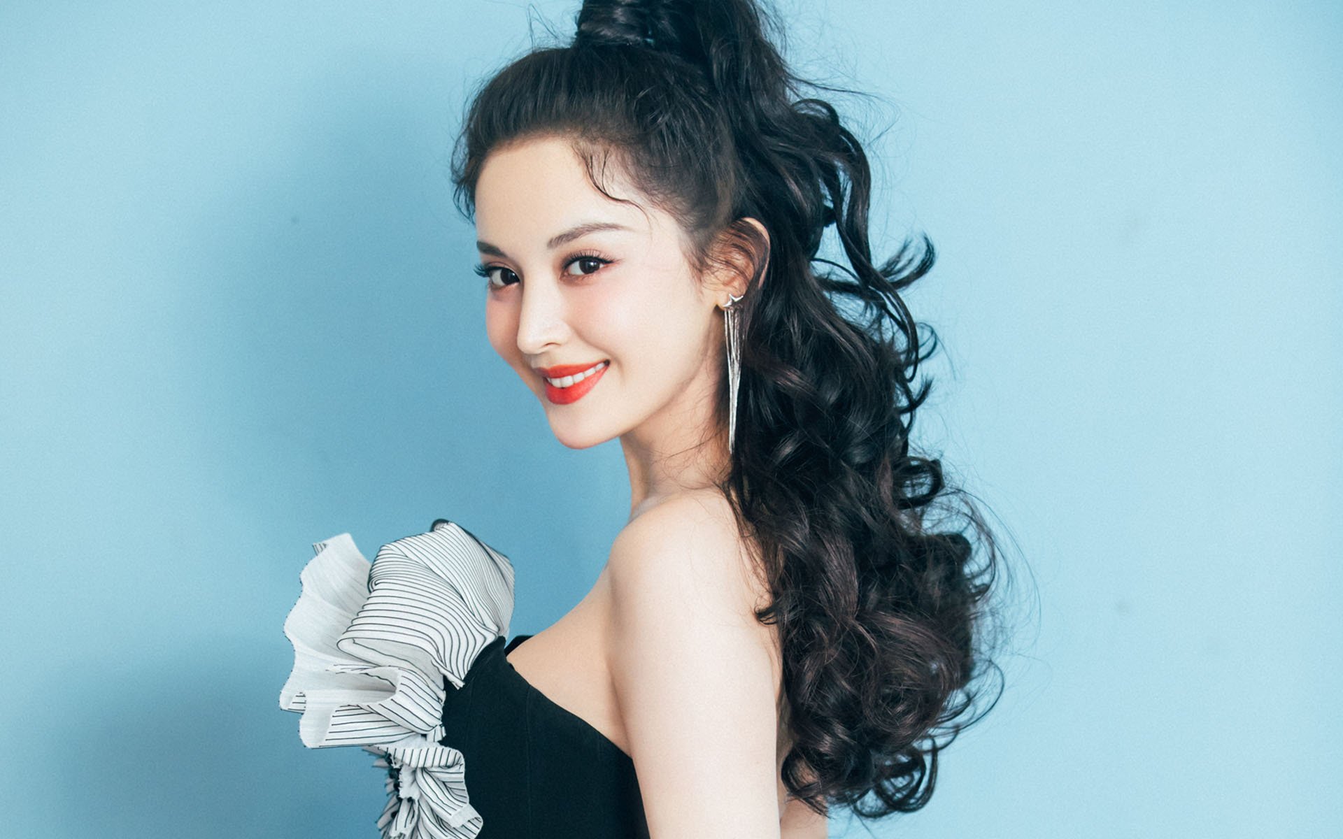 血与火,斯通斯一记撕裂夜空的重炮,为德甲王冠写下唯一注脚