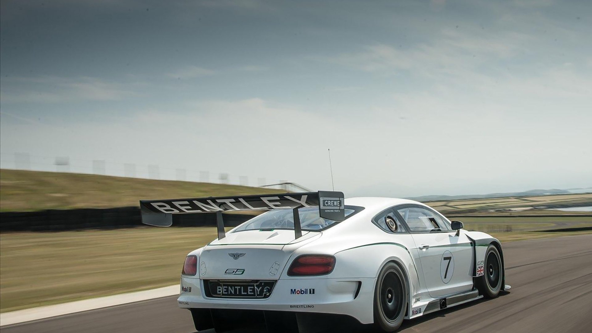 篮球巨人的绿茵宣言，欧冠淘汰赛之夜，戈贝尔点燃赛场